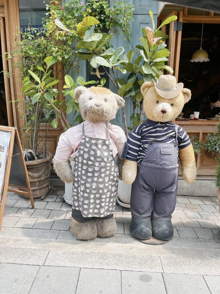 龍理団通り
「Teddy Beurre House」
入り口で可愛い大きなテディベアが優しく迎えてくれます