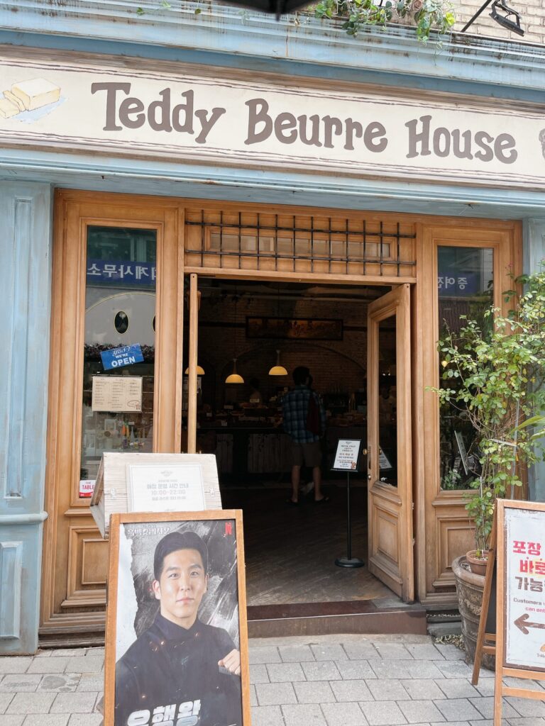 龍理団通り
絵本の世界に迷い込んだかのような癒しの
ベーカリーカフェ「Teddy Beurre House」です