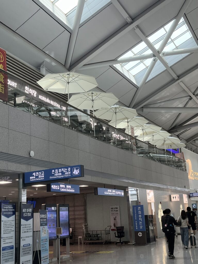 仁川空港第一ターミナルグルメガイド3階出発ロビーからエスカレーターで上がる4階FOOD STREET 開放的な空間に素敵なお店がずらりと並んでいます