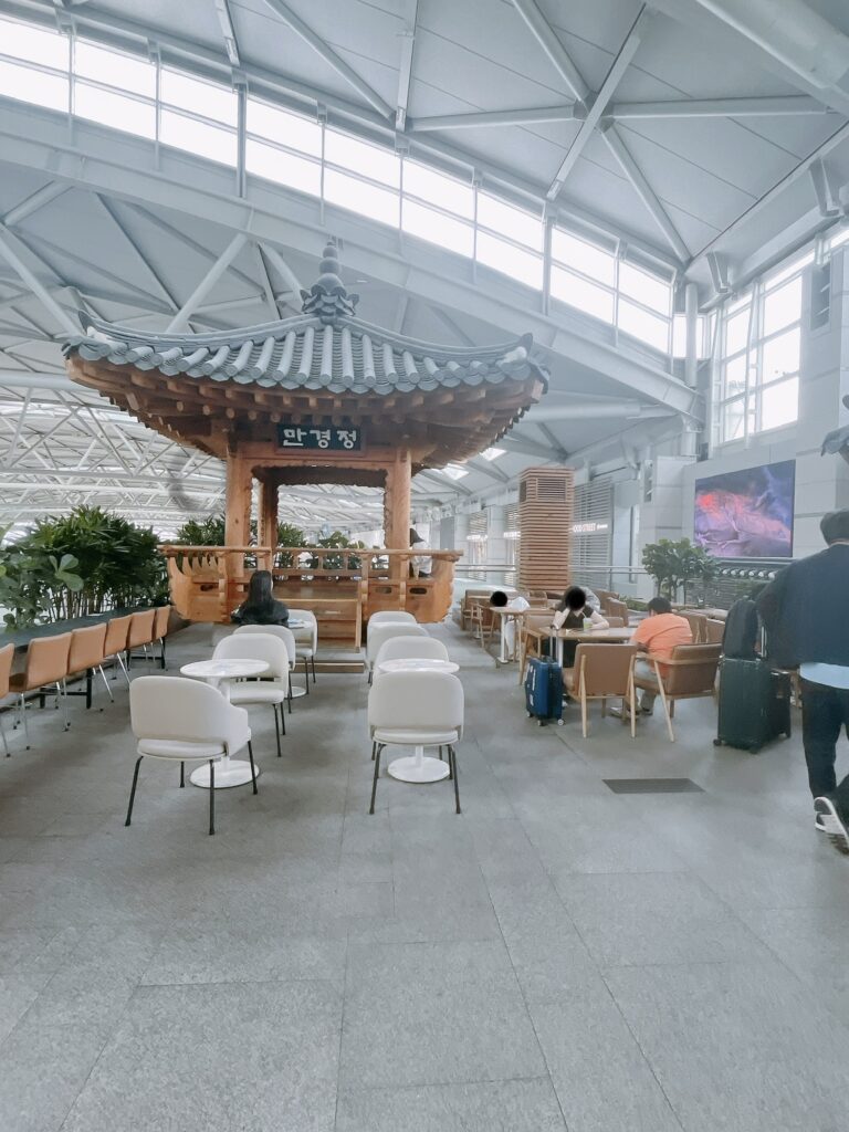 仁川空港第一ターミナルグルメガイド4階の中央にある巨大な『韓屋(ハノク)』の楼閣
建築の中に入って座ることもできます