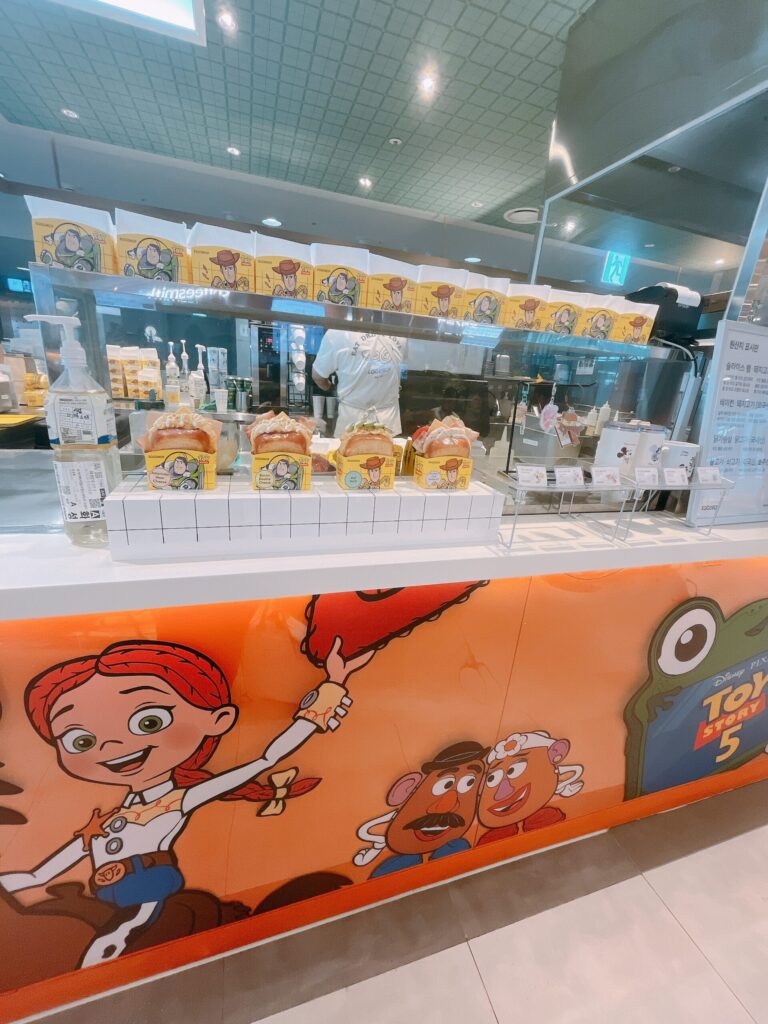 仁川空港第一ターミナルグルメガイド EGG DROPこの時はトイストーリーとのコラボをしてました