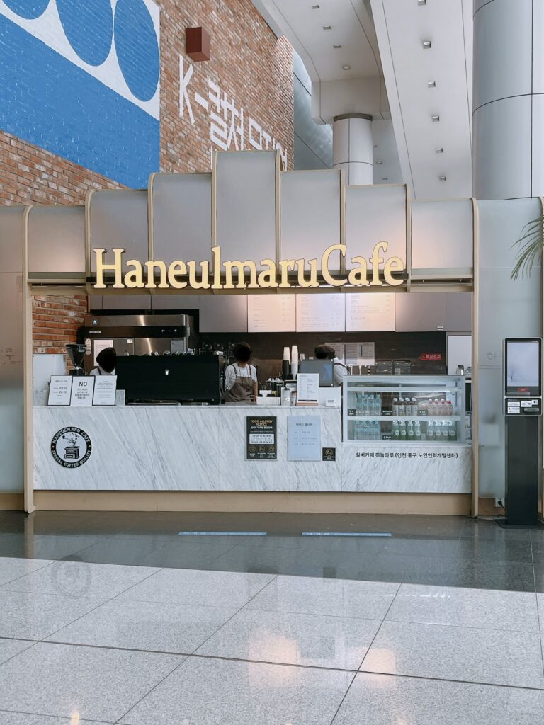 仁川空港第一ターミナルグルメガイドHaneulmaru Cafe【シルバー雇用支援カフェ】
大容量のフレッシュなスムージーがお安くて美味しいと評判です