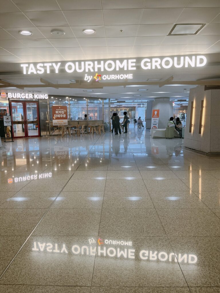 仁川空港第一ターミナルグルメガイド空港鉄道(AREX)の改札を出てターミナルへ
向かう途中に広がる地下1階(B1F)エリアです