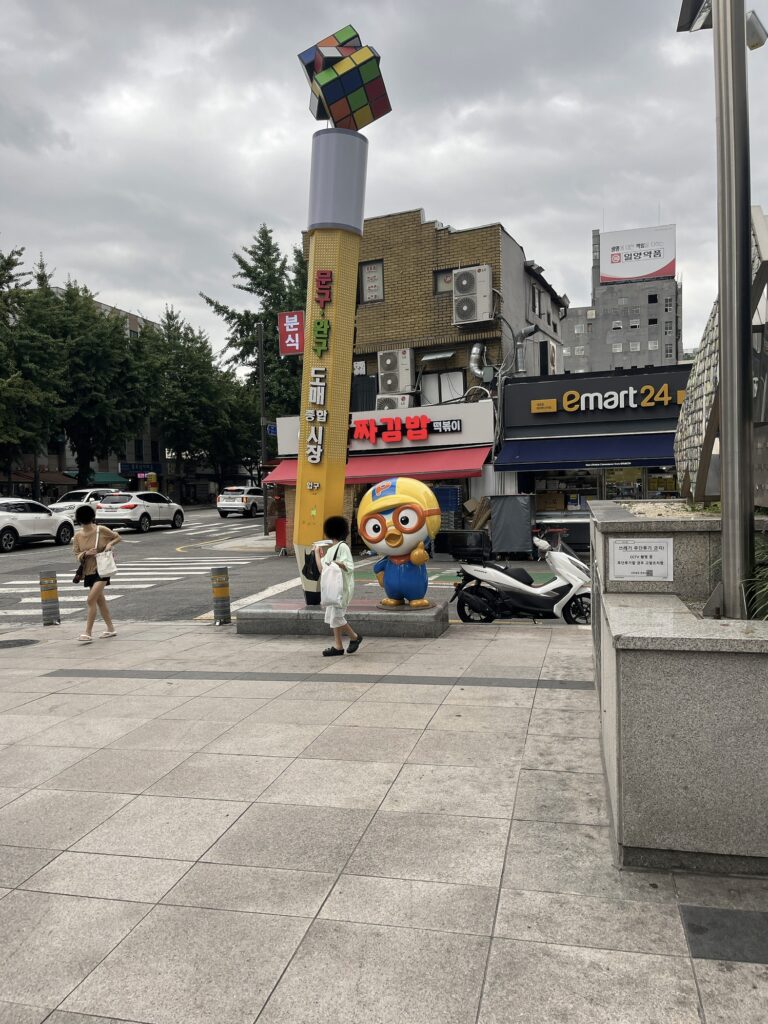 ルービックキューブの塔とポロロが目印の おもちゃ通りの入り口です