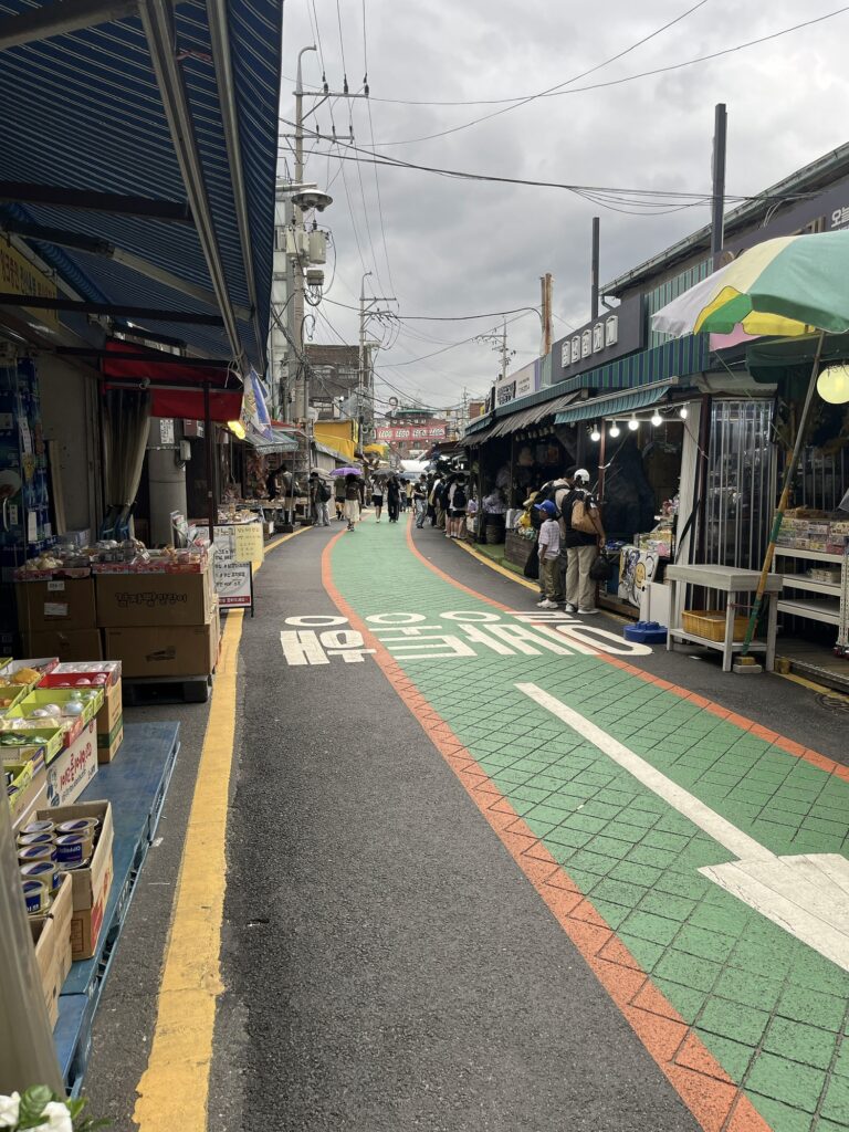 道いっぱいにおもちゃが並ぶ 「昌信洞文具・玩具通り」