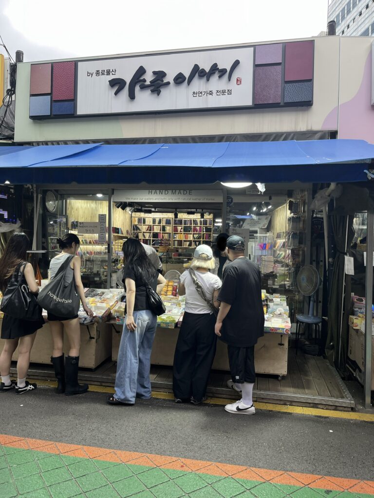 「昌信洞文具・玩具通り」たくさんの人が来られてました