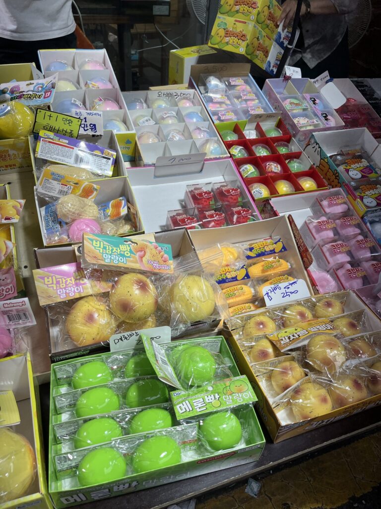 「昌信洞文具・玩具通り」店先にたくさん並ぶ
大人気のスクイーズです