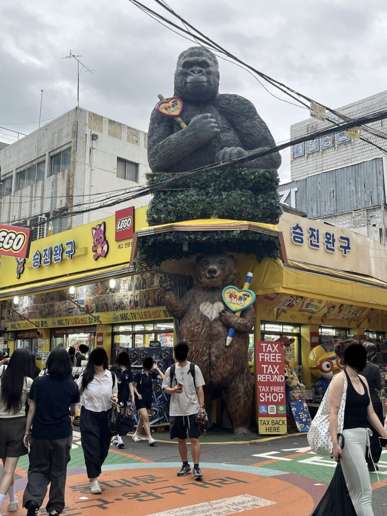 「昌信洞文具・玩具通り」店頭にある大きなゴリラのオブジェが
目印の勝進玩具です