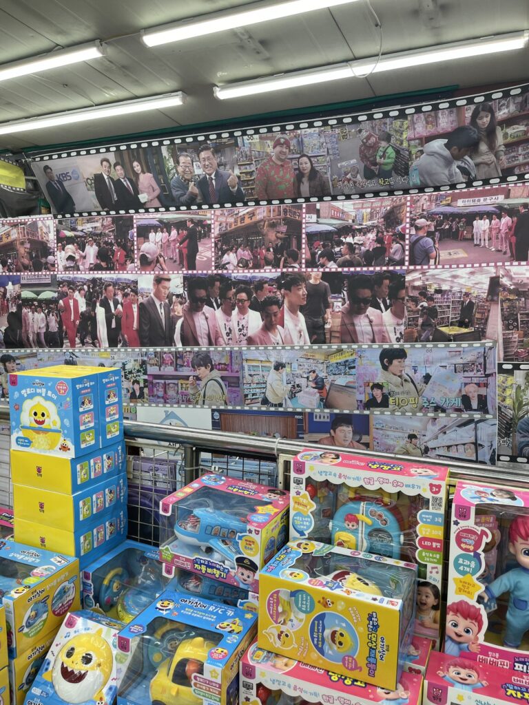 「昌信洞文具・玩具通り」店内には写真がたくさん飾られていました