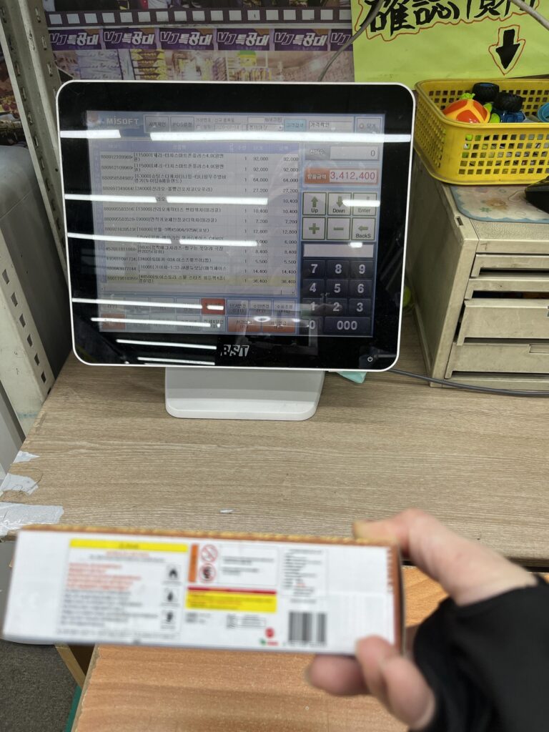 「昌信洞文具・玩具通り」商品のバーコードを機械でピッとすると
画面に商品名と値段が反映されます