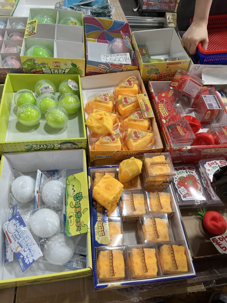 「昌信洞文具・玩具通り」「완창교재완구(ワンチャン教材玩具)」
スクイーズをお目当てのかたにおすすめです