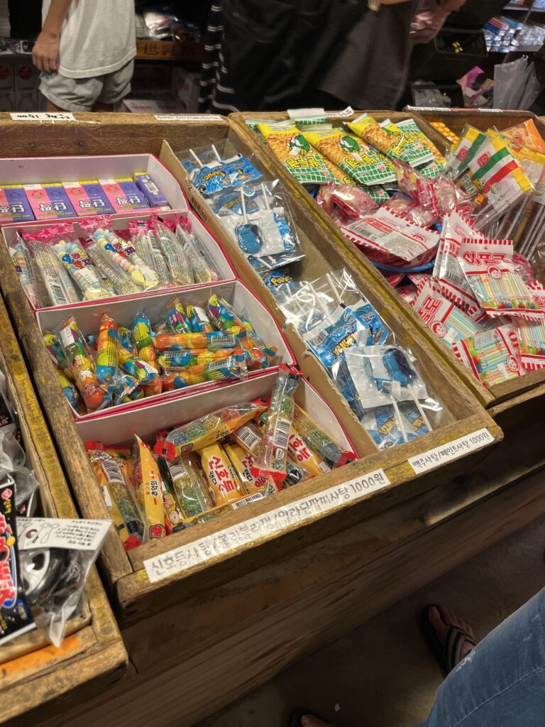 「昌信洞文具・玩具通り」『童心ショッピングセンター』いろんな種類の韓国の駄菓子もありました