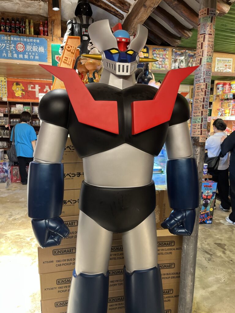 「昌信洞文具・玩具通り」『童心ショッピングセンター』レトロなおもちゃがお出迎えしてくれます