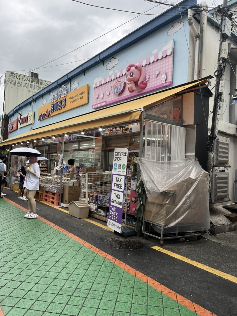 「昌信洞文具・玩具通り」キラキラしたスクイーズや 人気キャラが揃う東亜教材です