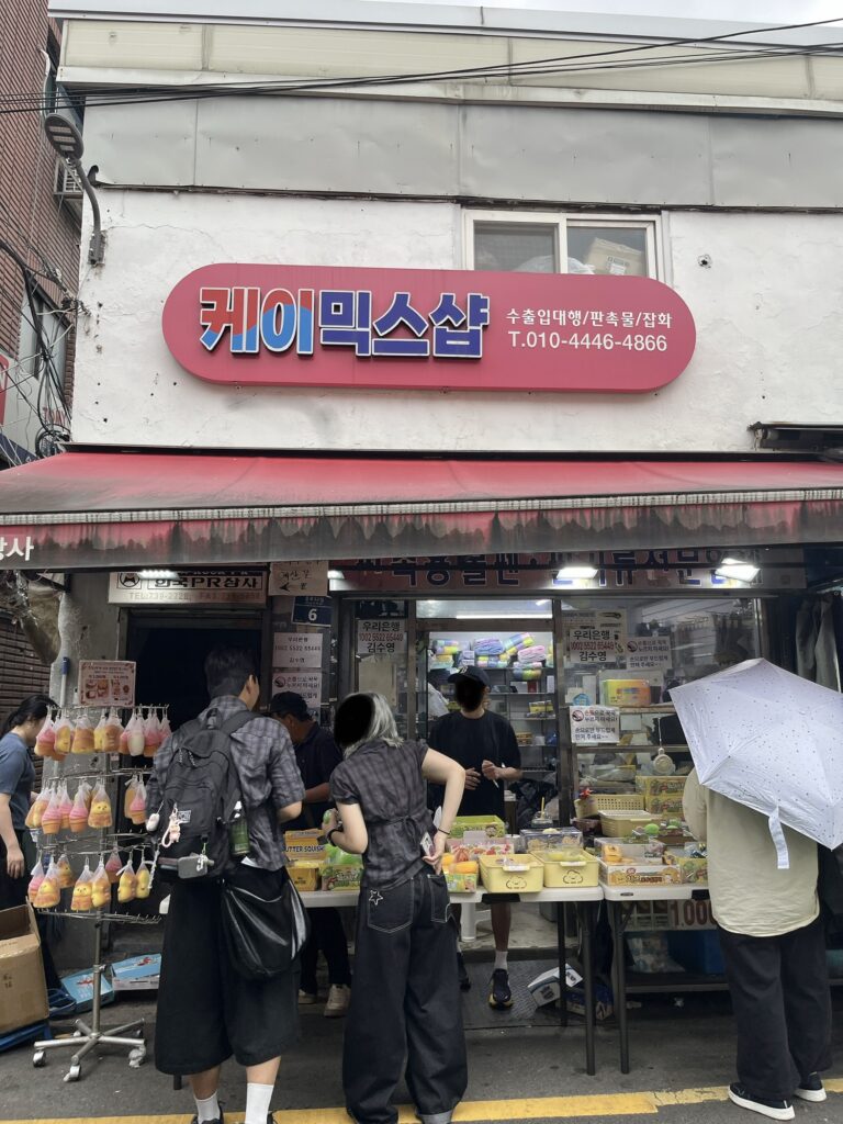 「昌信洞文具・玩具通り」こちらのお店にはパンの形をしたスクイーズがありました
