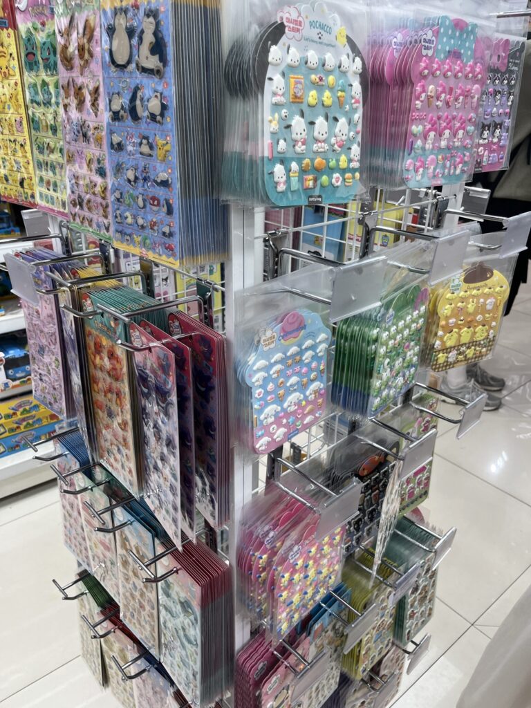 「昌信洞文具・玩具通り」キャラクターシールなどもたくさん揃っていました
