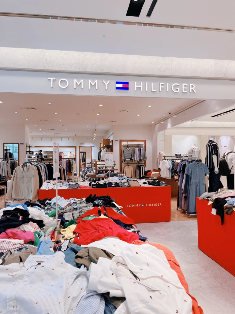 現代シティアウトレット東大門店ホテル側の入口から入るとすぐの場所にあるTOMMY HILFIGER