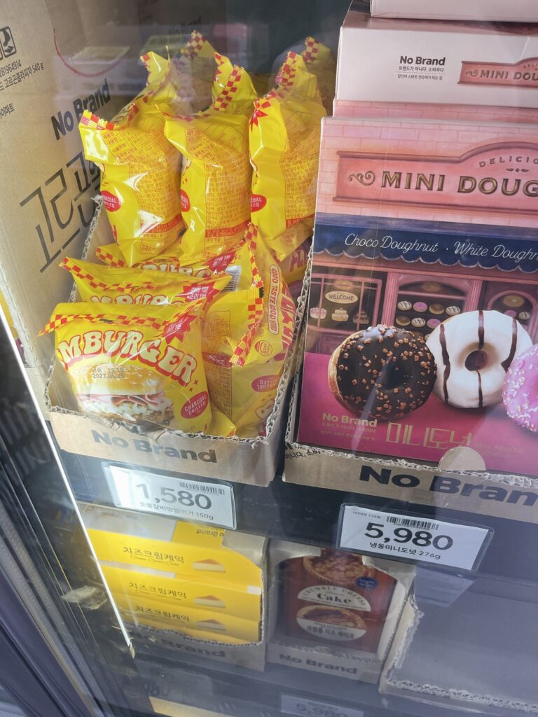 韓国 No brandおすすめ商品「炭火ガルビ味バーガー（숯불갈비맛버거）」です