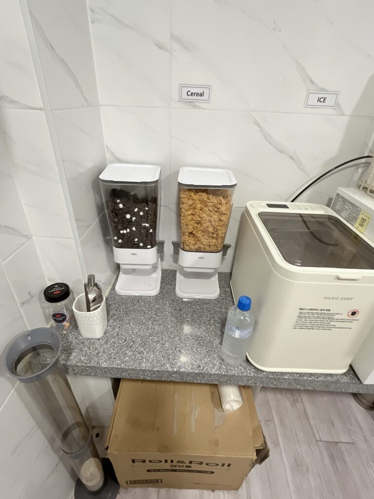 「Jongno KS Stay」ゲストハウス朝食として自由にいただけるシリアルが2種類用意されていました