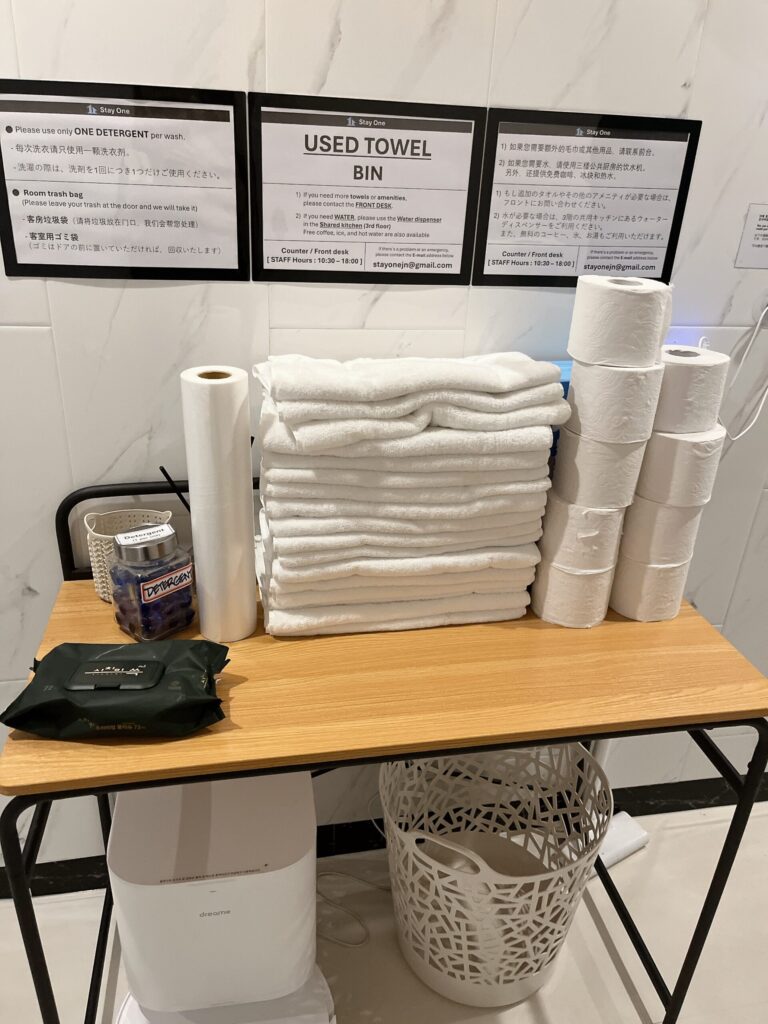 「Jongno KS Stay」ゲストハウス各階の廊下には予備のタオルやゴミ袋が用意されています