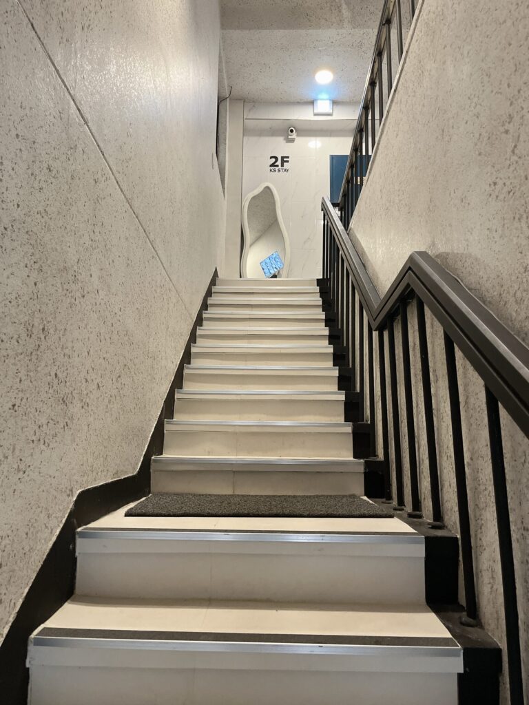 「Jongno KS Stay」ゲストハウス入り口入ってすぐです
館内にエレベーターは設置されていませんので、スーツケースで
階段を登る際に少し大変さを感じられるかもしれません