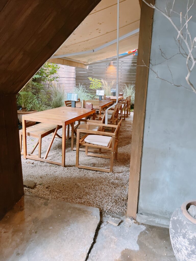 「狎鴎亭商会」お店の外にもお店の外にはテラス席が用意されていました