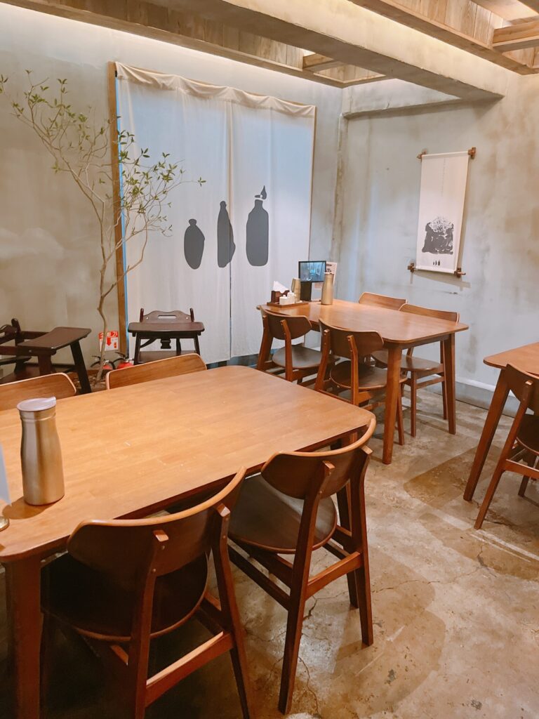 「狎鴎亭商会」
広々としていて高級感のある落ち着いた店内です
