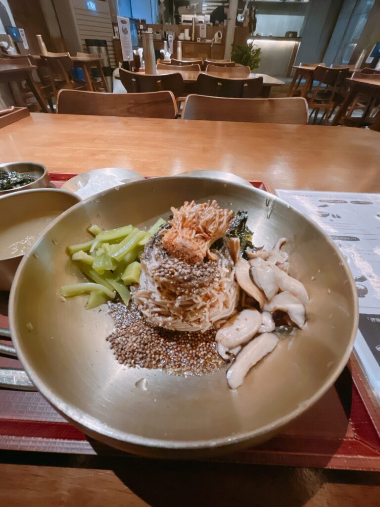 高級感のある真鍮の器で提供される 「狎鴎亭商会」のエゴママッククス