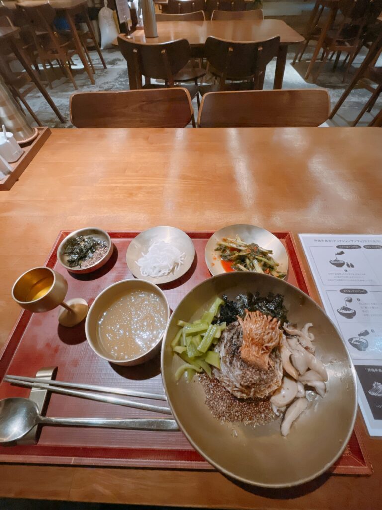 「狎鴎亭商会」真鍮の器で提供される美しいエゴママッククスです
