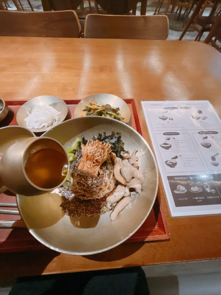 「狎鴎亭商会」別添えの国産エゴマ油を混ぜていただきます
