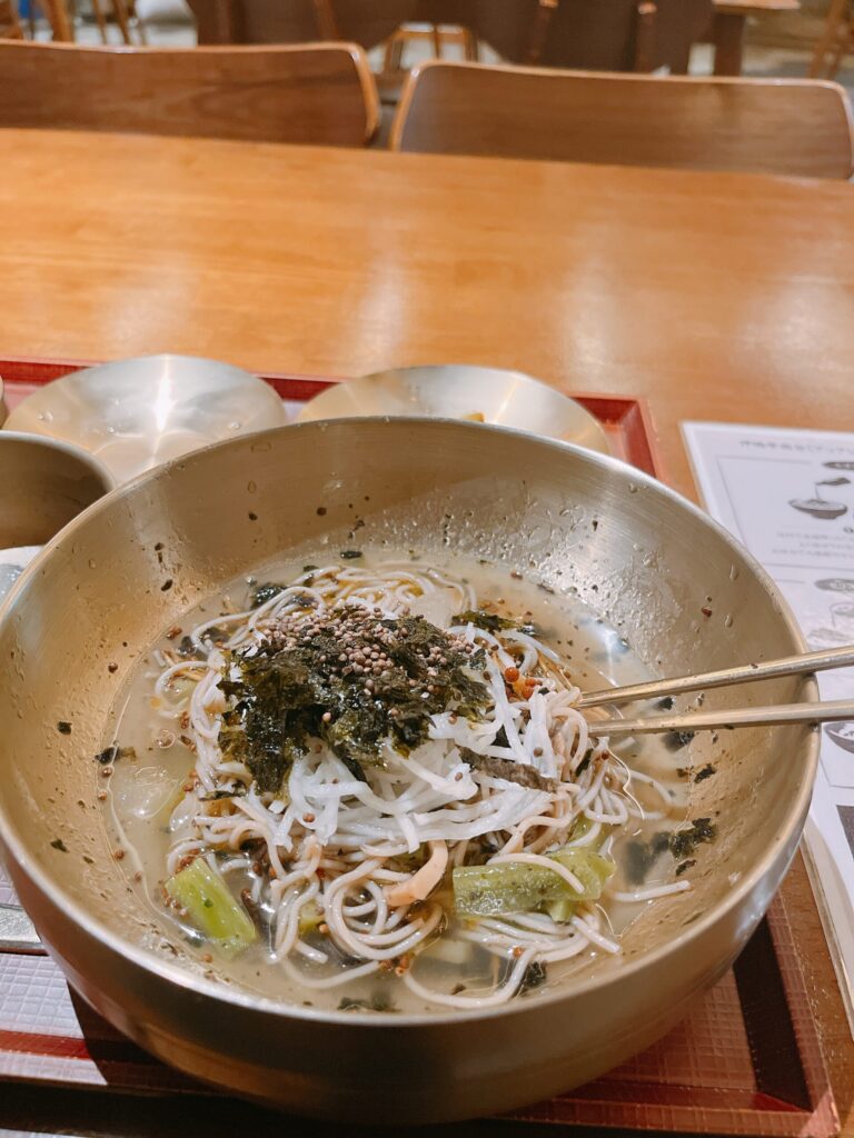 「狎鴎亭商会」途中でスープを入れて冷麺風にガラリと味変できます