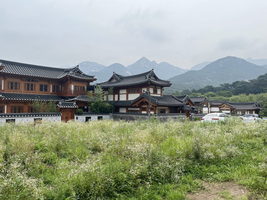 恩平韓屋村北漢山と美しい韓屋の瓦屋根が広がる 恩平韓屋村の風景です