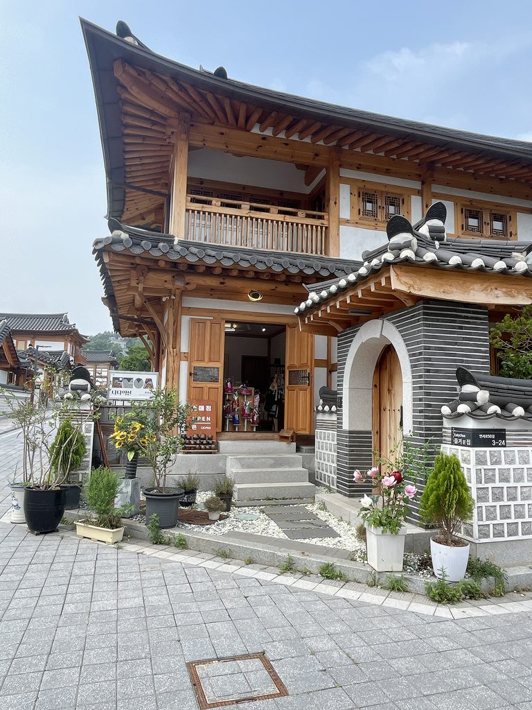 恩平韓屋村街並みの所々に可愛らしいカフェやお店があります