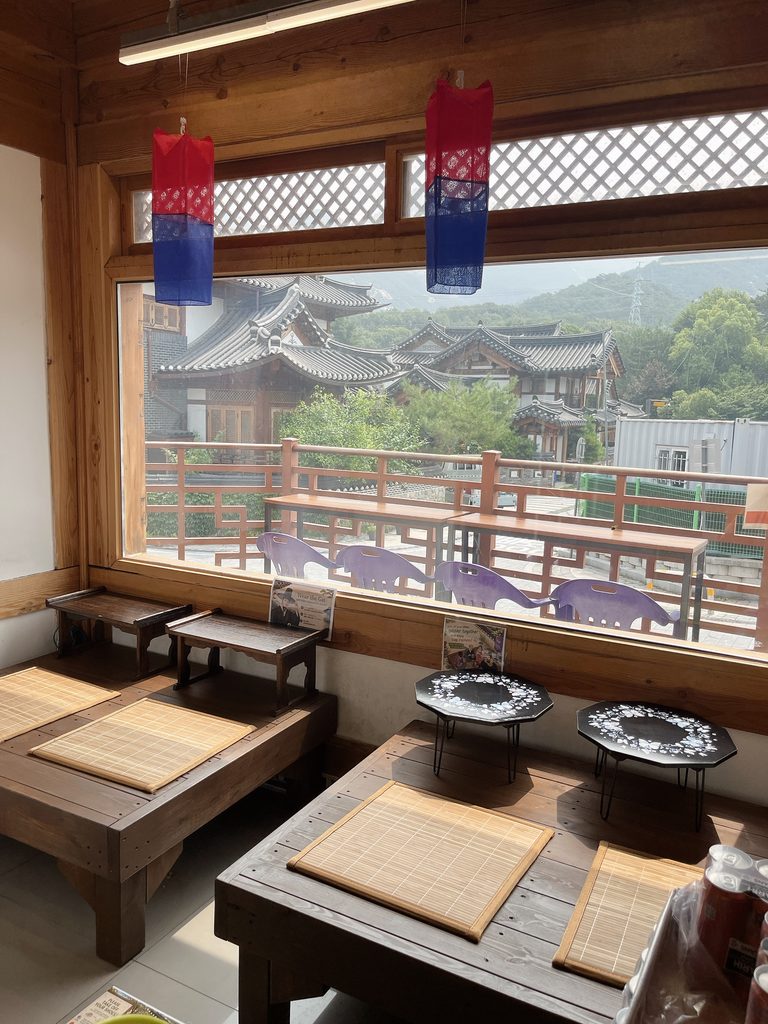 恩平韓屋村店内に入ってみるとイートイン席が用意されており、情緒あるテーブル席もありました