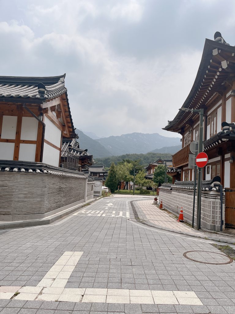 恩平韓屋村北漢山と美しい韓屋の瓦屋根が広がる 恩平韓屋村の風景です
