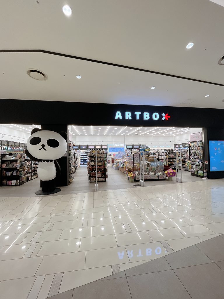 ロッテモール恩平店頭では可愛らしいパンダがお出迎えをしてくれます