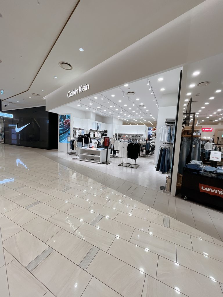 ロッテモール恩平白を基調とした綺麗な店舗です