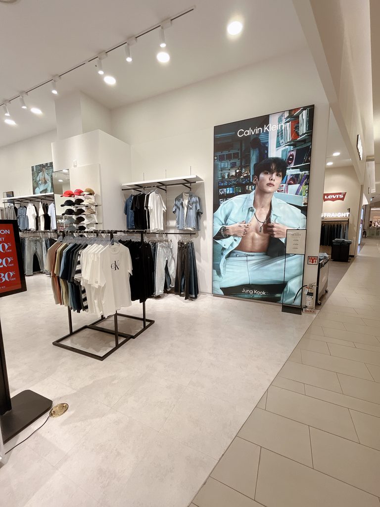 ロッテモール恩平シンプルにTシャツとジーンズでかっこよく着こなせるラインナップが魅力的