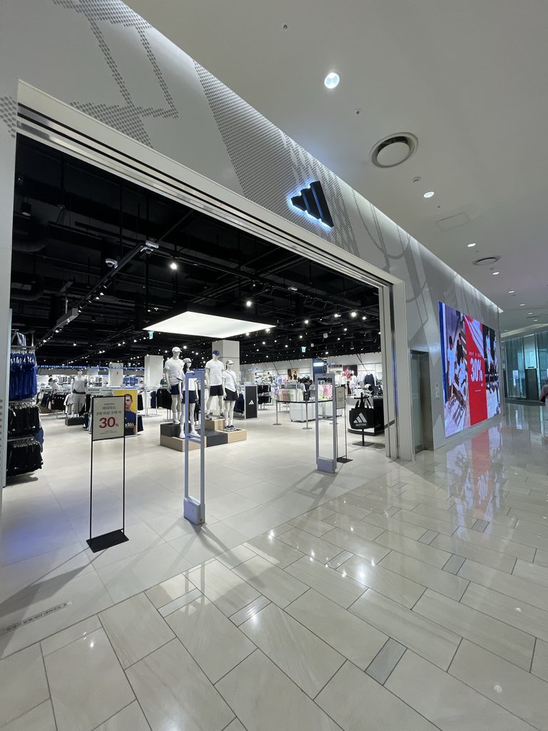 ロッテモール恩平adidasもSALEでお得になってました