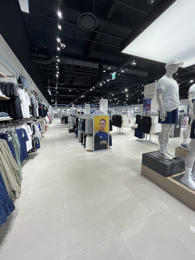 ロッテモール恩平店舗が広く、ゆったりとしていてとても見やすくディスプレイされていました