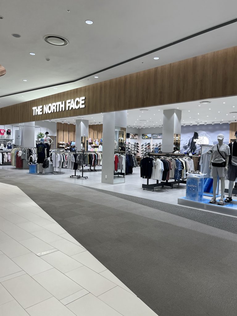 ロッテモール恩平すっきりとして見やすく整理されている「THE NORTH FACE」です