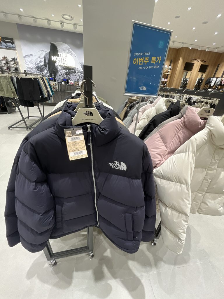 ロッテモール恩平定番の人気ダウンジャケットがお得な価格になっていました