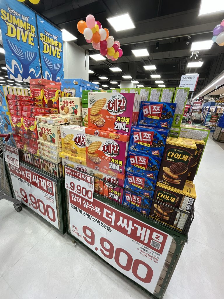 ロッテモール恩平人気のお菓子が「3つで9,900ウォン」といったお得なセット売りもされていました