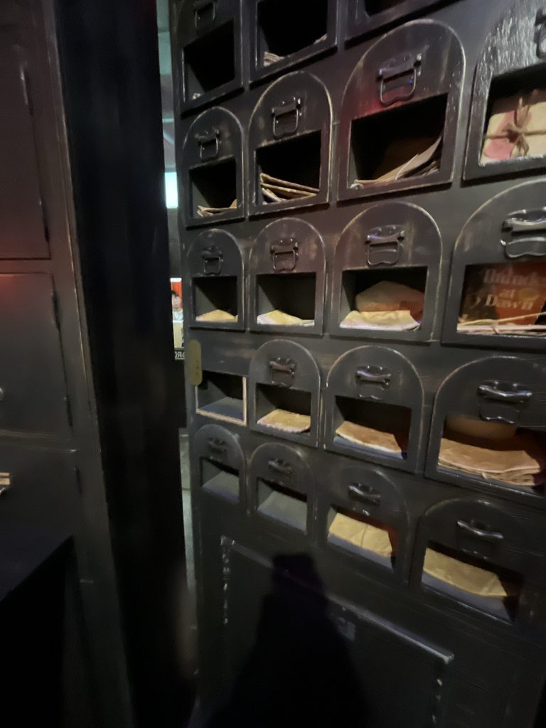 MAIL ROOM 新堂壁にある郵便受け（隠し扉）を押して中に入ります