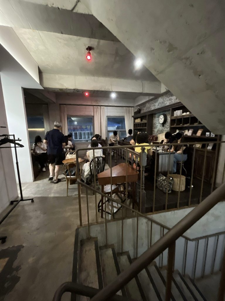 MAIL ROOM 新堂2階はすでにお客さんでいっぱいになっていました