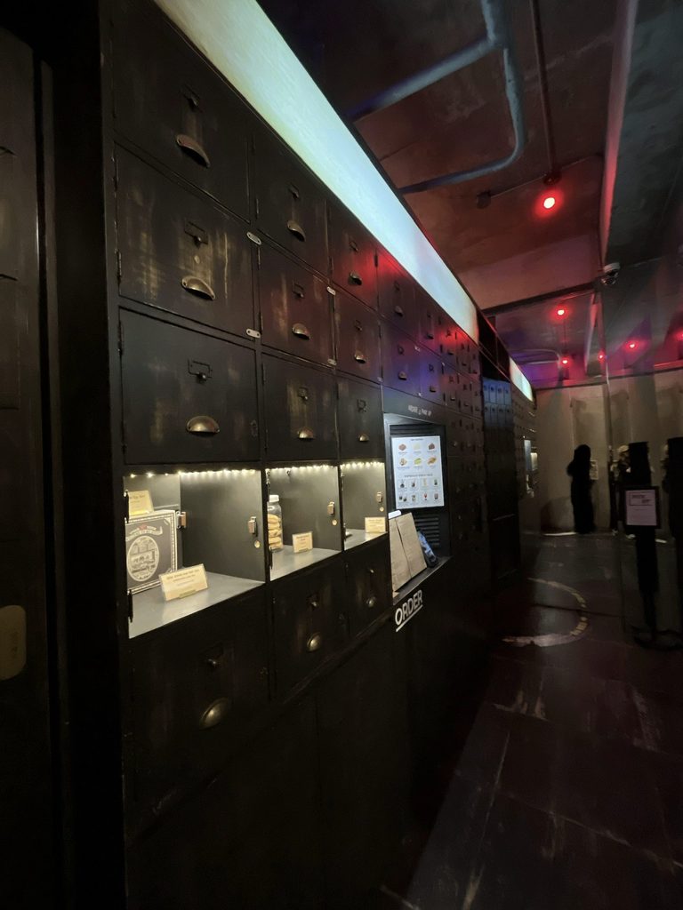 MAIL ROOM 新堂1階の受け取りカウンター間接照明が灯る神秘的な空間になります