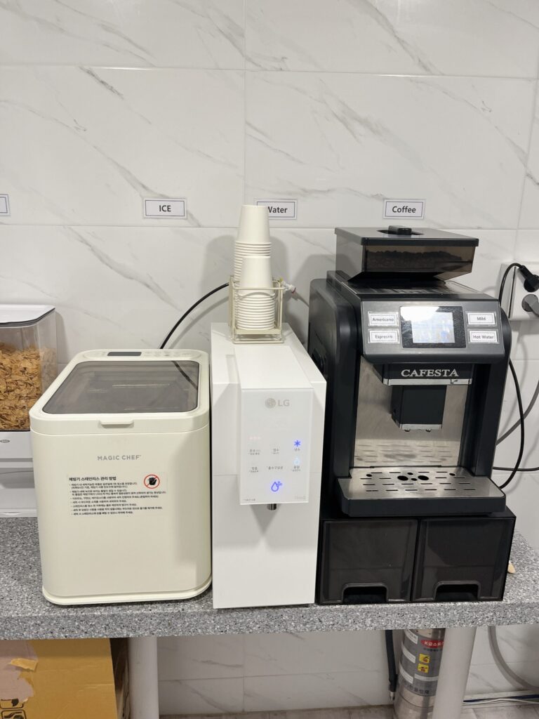 「Jongno KS Stay」ゲストハウスウォーターサーバーやコーヒーマシン、製氷機まで設置されていました