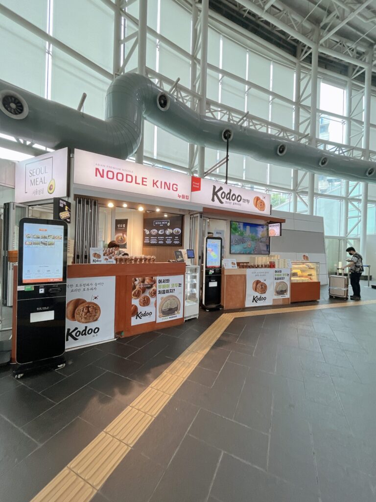 ソウル駅グルメ15番出口に良い香りが漂う「Kodoo」ホドゥクァジャ
(くるみ饅頭)のお店があります