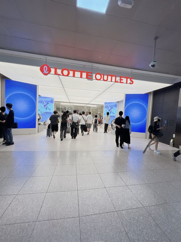 ソウル駅グルメロッテアウトレットがあります