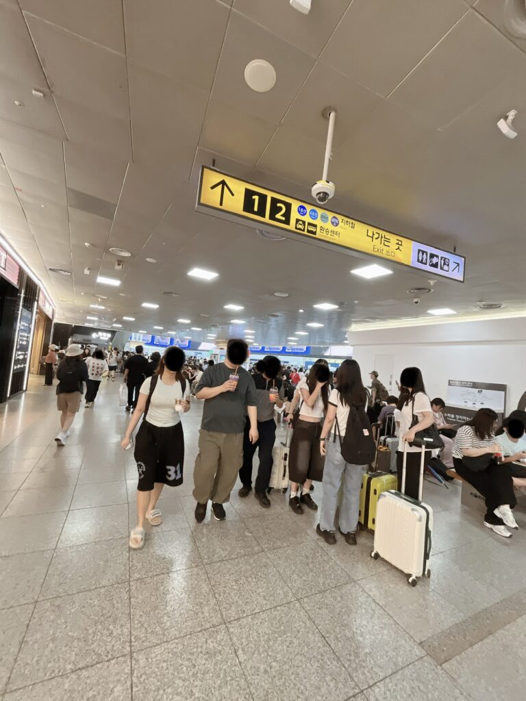 ソウル駅グルメ東出口は掲示板の1番、2番出口へ向かってください